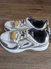 Avia 5000 Sneakers Size 2 Walking Sneakers. Silver/White/Grey. Elastic laces.