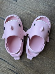 Kids Shark Cloud Slides – pink size EU 30-31 / US 12.5-13.5