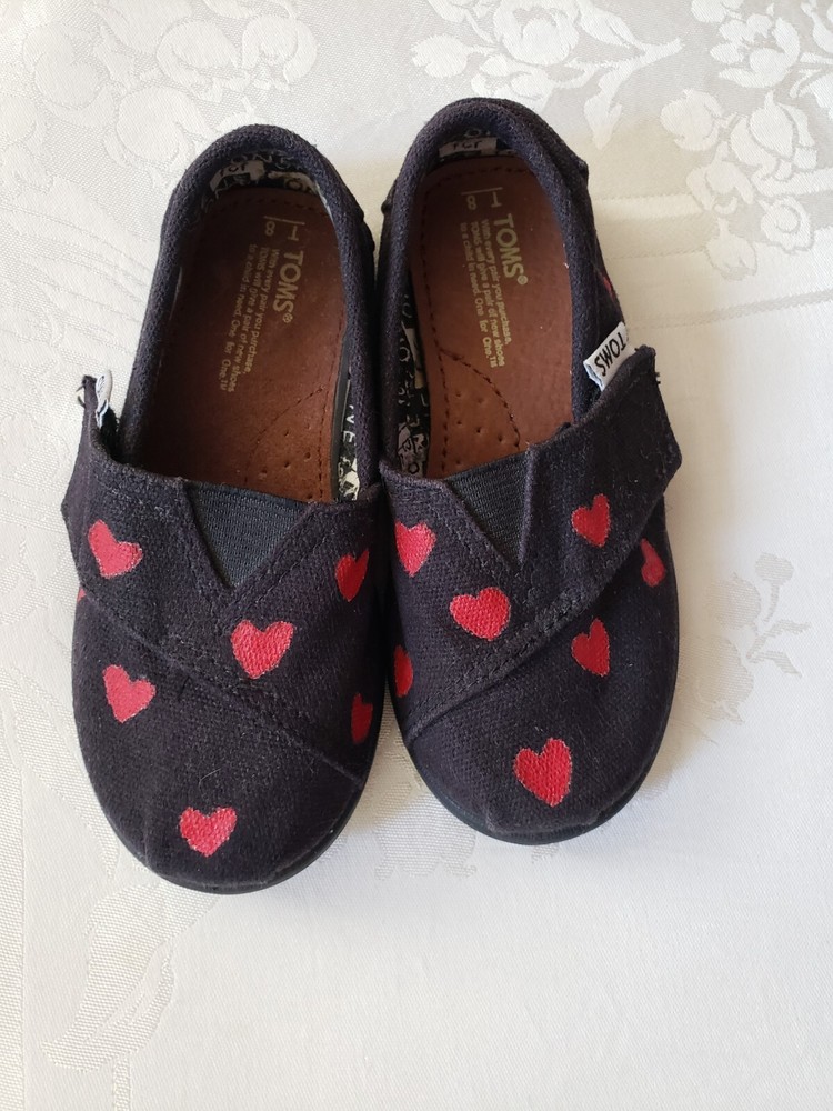 Toms Tiny Classic Black Hearts Print Slip Ons – 7-8 (Toddler) Size