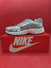 BOYS GRADE SCHOOL NIKE P-6000_METALLIC SILVER/GYM RED-FLT HV5064-002-SIZE 6 Y