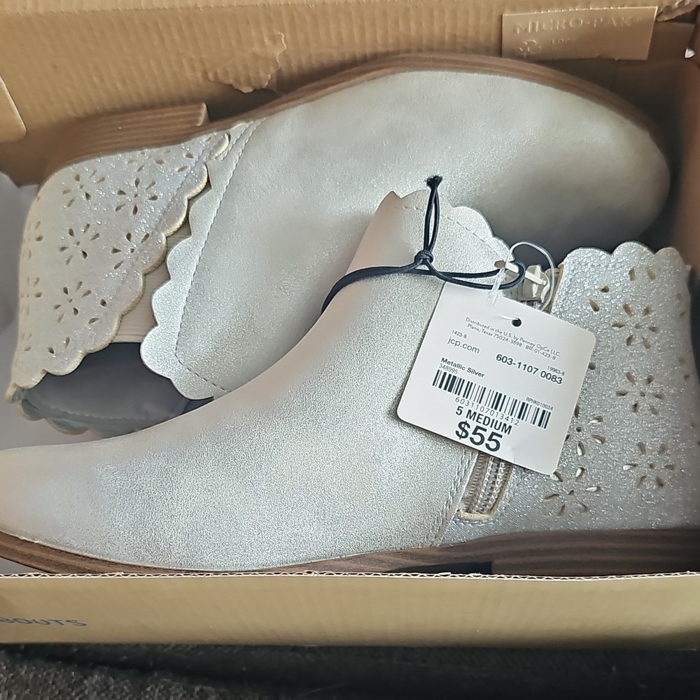 Thereabouts MicroPak Kids Ankle Bootie Silver Size 5M Zip Synthetic