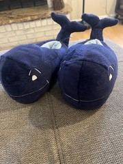 Kids Vineyard Vines Whale Plush Slippers Size XL (13/1)