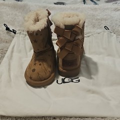 UGG Bailey Bow Kids Brown Suede Shearling Boots Stars Bow US 6 Mid Top