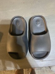 Yeezy kids slide Black size 10 K