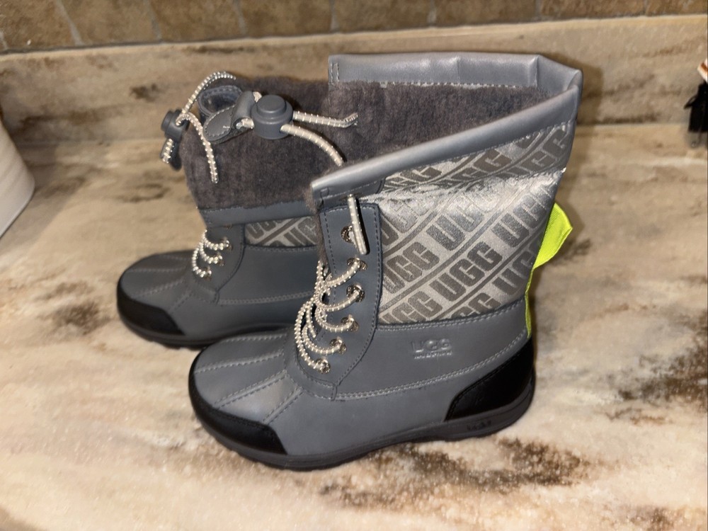 UGG® Butte II CWR Glow Graphic Waterproof Snow Boots Blk/ Grn Youth Size 2 NEW