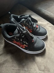 These Heelys Pro 20 Prints feature a black with red and yellow flame graphics