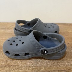 Crocs Kids C9 Gray Classic Clogs Sandals Slip On Shoes 4 Charms Jibbitz Included
