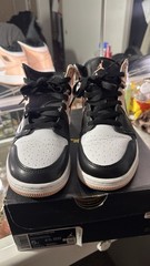 Jordan 1 Mid (GS) White/arctic Orange Black (SIZE 5 y)