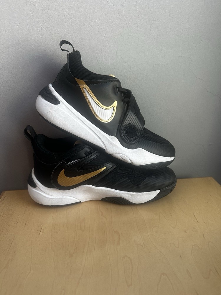 Nike Team Hustle D11 Low Black Metallic Gold – 7Y 8.5 W