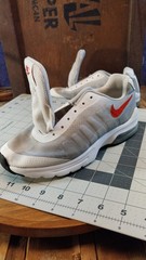 Nike Air Max Invigor ‚White/Wolf Grey/Black/University Red‘ – CZ4196-100 Sz 5Y