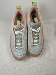 DS 2023 Nike Air Max 97 SE ‘Sun Club‘ Copa Wheat Grass Grade School Sz 4Y