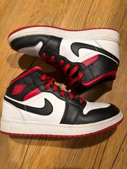 Air Jordan 1 Mid Gym Red Black Toe (GS) DQ8423-106 Size 5.5Y Or Womens Size 7