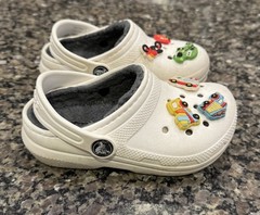 White lined Crocs Clogs w/ Tiny Hero 5 Pack set of Jibbitz Sz 9 Little Kids