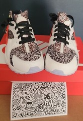 NEW AUTHENTIC NIKE HUARACHE RUN SE (GS) „DOODLE“ US 4 Y