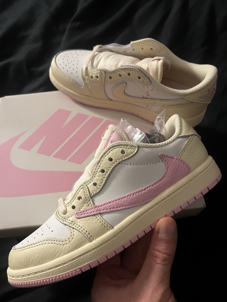 Size 2Y – Jordan 1 Low OG SP x Travis Scott ‚Shy Pink‘ Muslin (PS)