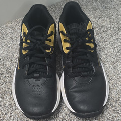 Under Armour Kids 6.5Y Black/Gold Lace-Up Low Top Basketball Sneakers