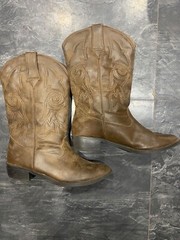 Unknown Youth – Size 4 – Brown Cowboy Boots