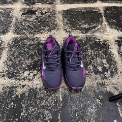 Nike IsoFly Hydrangeas Size 5y, Great Condition, No Box, No Traction Loss