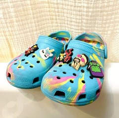 Crocs Classic Marble Tie Dye Clog for Juniors Size J1 Multicolor W/ COOL CHARMS