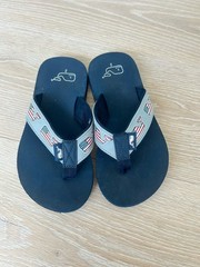 Kid’s Vineyard Vines flip flop Sandals whale/flag sz 2