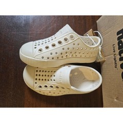 Native Jefferson Bloom Kids Size C5 Bone White Soy Beige Slip On Shoes