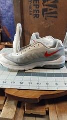 Nike Air Max Invigor ‚White/Wolf Grey/Black/University Red‘ – CZ4196-100 Sz 5Y