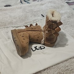 UGG Bailey Bow Kids Brown Suede Shearling Boots Stars Bow US 6 Mid Top