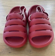 UGG Kids‘ Red Clog Sandals Adjustable Strap Slides Toddler Size 8