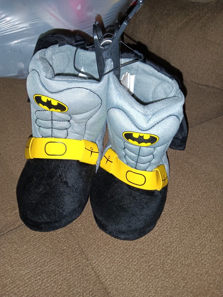 BATMAN ANKLE HIGH SLIPPERS WITH CAPE CHILDRENS SIZE M (7-8)