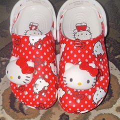 Crocs Classic Hello Kitty Red White Polka Dot Clogs Kids (W7 M5) New with Box