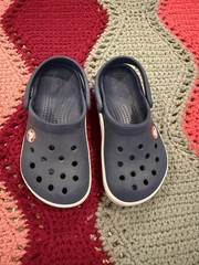ADORABLE KIDS CROCS SIZE C10 NAVY BLUE/RED/WHITE