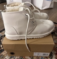 New UGG’S Unisex White Leather Neumel II Boot Kids Youth Size (6Y)