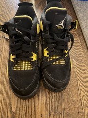 ￼ Nike Air Jordan 4 Retro „Thunder“ sneakers Size 7y