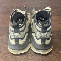Nike Boys Shoes LeBron 19 SE Mid White Metallic Gold Size 7Y