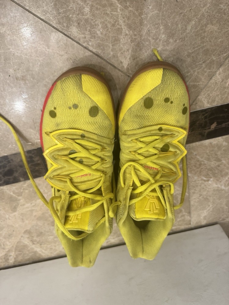 Nike SpongeBob SquarePants x Kyrie 5 GS Boy’s Size 6Y
