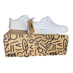 NWT / Native Jefferson Shoes Big Kids Size J2 / EU 33.5 Shell White
