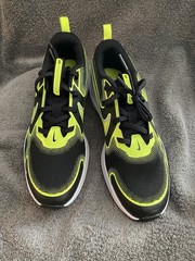 Size 6.5 Nike Cosmic Runner GS