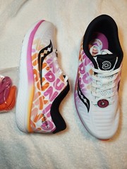 Saucony Dunkin‘ Donuts Kinvara 10 Boston Edition Running Shoes Boys Size 2M NEW