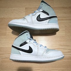 Jordan 1s size 5.5