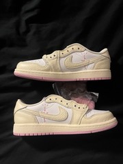 Size 2Y – Jordan 1 Low OG SP x Travis Scott ‚Shy Pink‘ Muslin (PS)