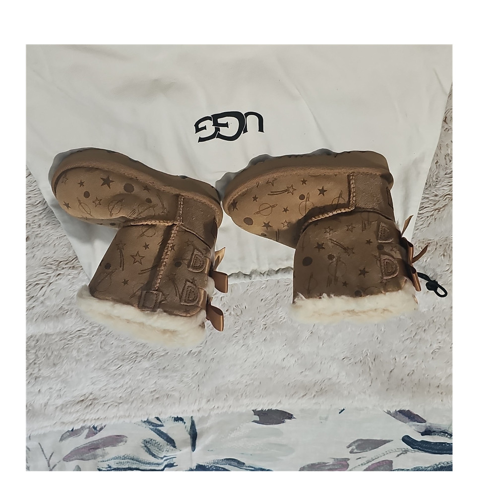 UGG Bailey Bow Kids Brown Suede Shearling Boots Stars Bow US 6 Mid Top