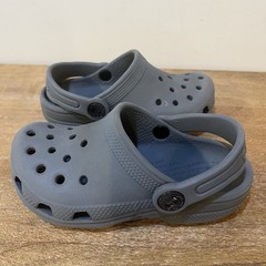 Crocs Kids C9 Gray Classic Clogs Sandals Slip On Shoes 4 Charms Jibbitz Included