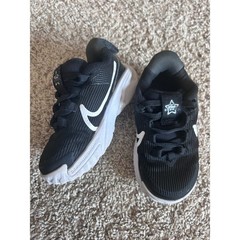 Nike Kids‘ Star Runner 4 Sneaker in Black/ White/ Anthracite SZ 6