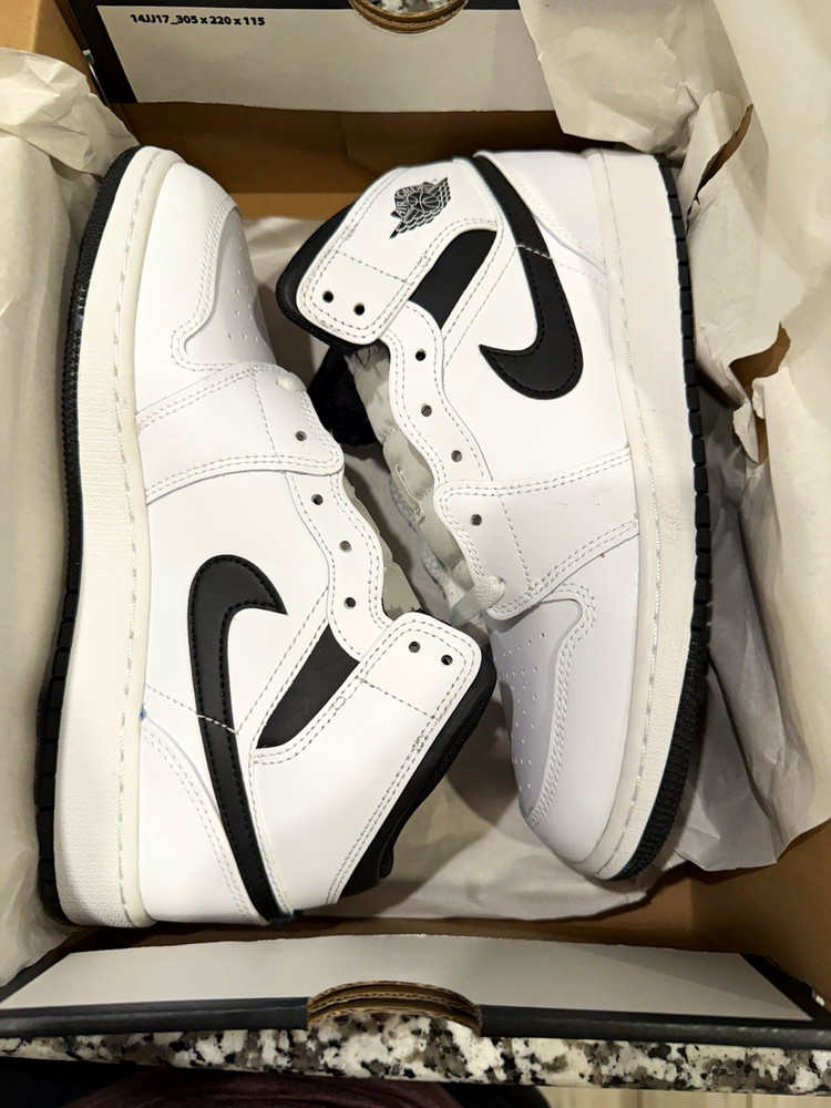 Jordan Air Jordan 1 Mid (GS) Leather Mid Top Sneaker White/Black US 6.5Y