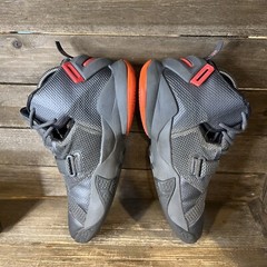Childrens Kids Nike Lebron Soilder IX 9 Gray Basketball Shoes Sneakers Size 6.5