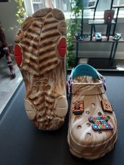 Crocs x Cinnamon Toast Crunch Croc Shoes Size J5 Youth Womens 7 Cinnamon