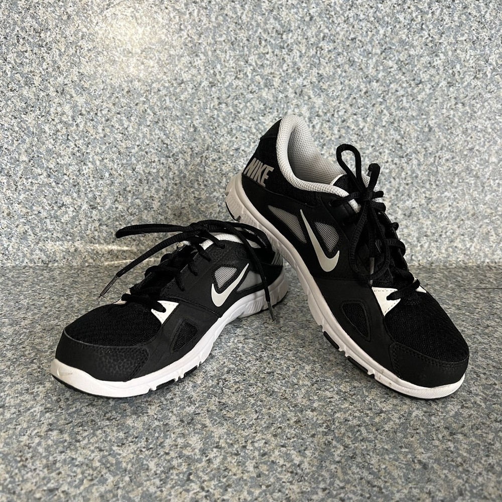 Nike Training Youth Size 5.5 Black White Unisex Sneakers Shoes