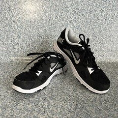 Nike Training Youth Size 5.5 Black White Unisex Sneakers Shoes