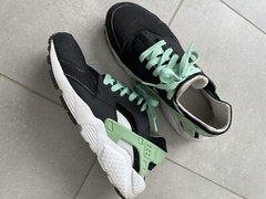 nike huarache size 6Y black mint green