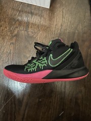 Size 6 (GS) – Nike Kyrie Flytrap 2 Low Black Hyper Pink